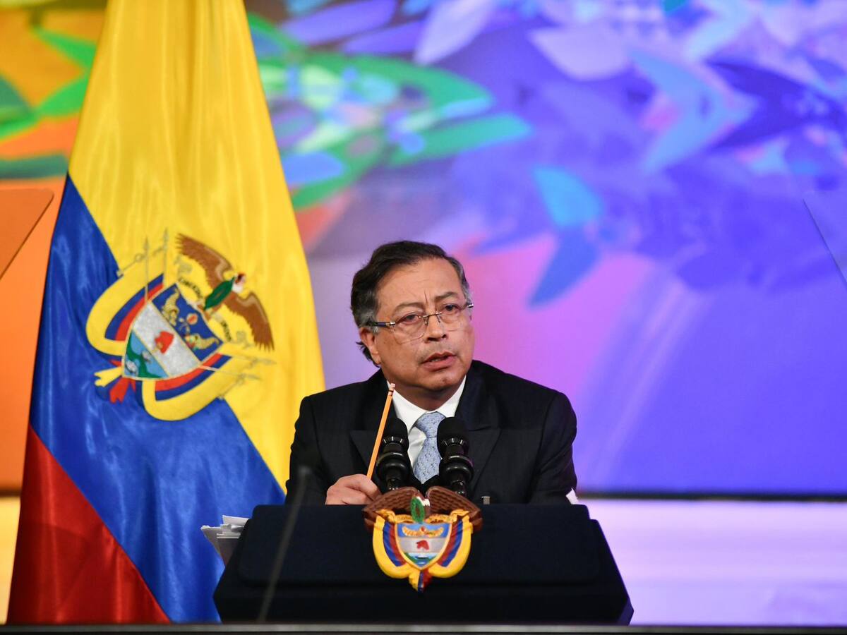 Petro dice que crecimiento económico sería mayor si BanRep bajara tasas de interés