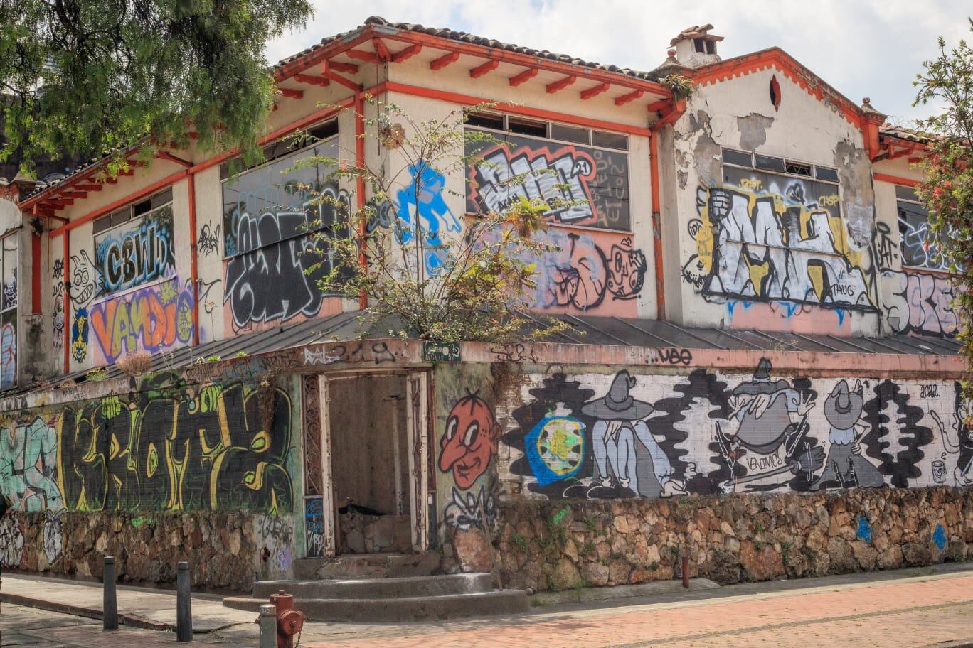 Autoridades demuelen casa utilizada para el expendio de drogas. Foto: Prensa de la Alcaldía de Bogotá.