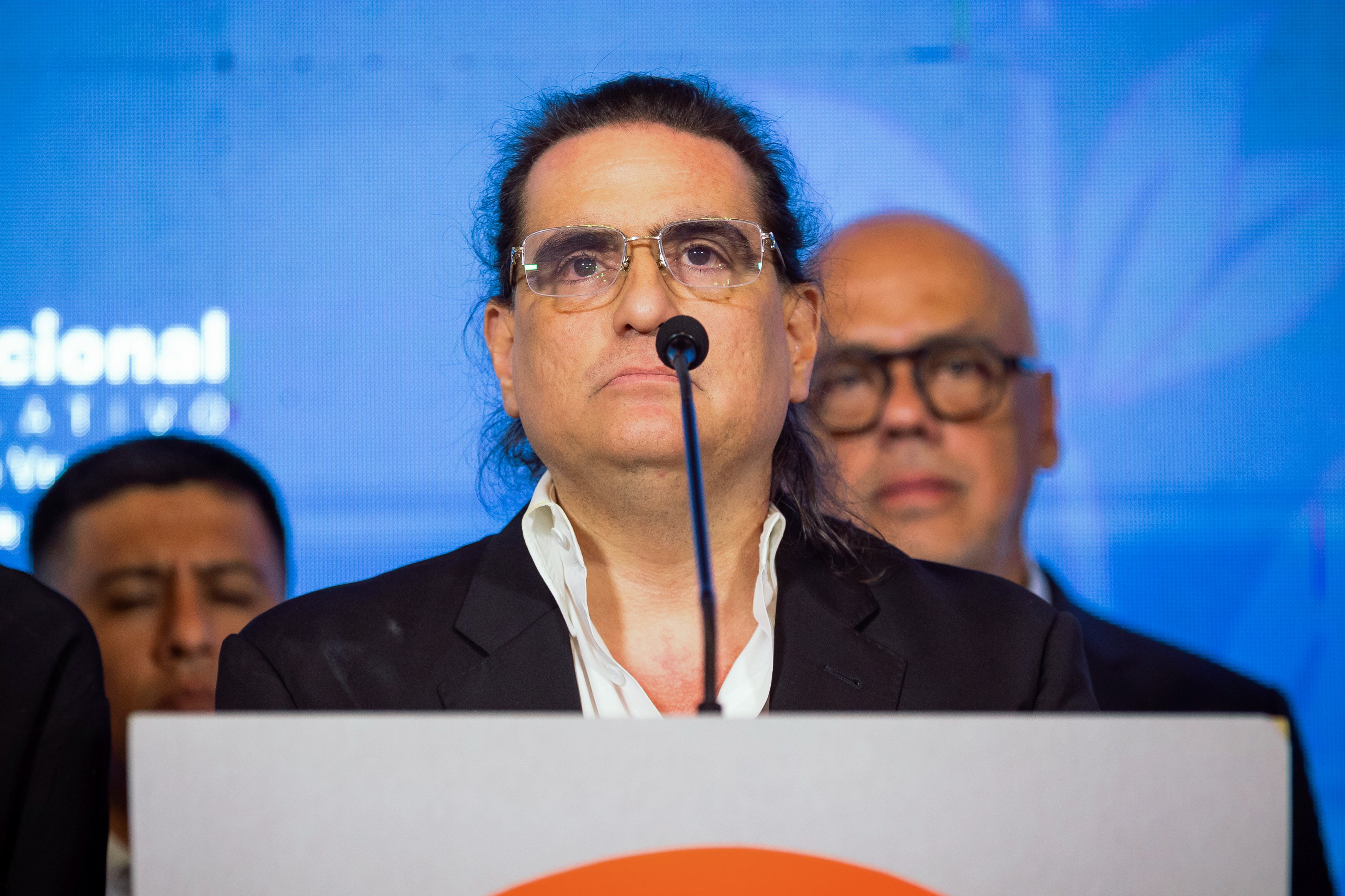 AME5636. CARACAS (VENEZUELA), 21/12/2023.- El empresario colombiano Alex Saab habla en una rueda de prensa conjunta con el presidente de la Asamblea Nacional (AN) de Venezuela Jorge Rodríguez hoy, en Caracas (Venezuela). El Gobierno de Venezuela incorporó este jueves a su delegación en las negociaciones con la oposición al empresario colombiano Alex Saab, liberado el miércoles en Estados Unidos, tras 1.286 días detenido, acusado de conspiración para lavado de dinero. EFE/ Rayner Peña R.