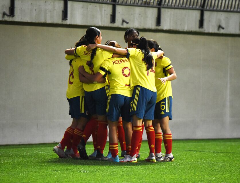 La Selección Colombia femenina sub-20 también dio una muestra de solidaridad hacia Freddy Rincón antes de jugar en La Serena (Chile)