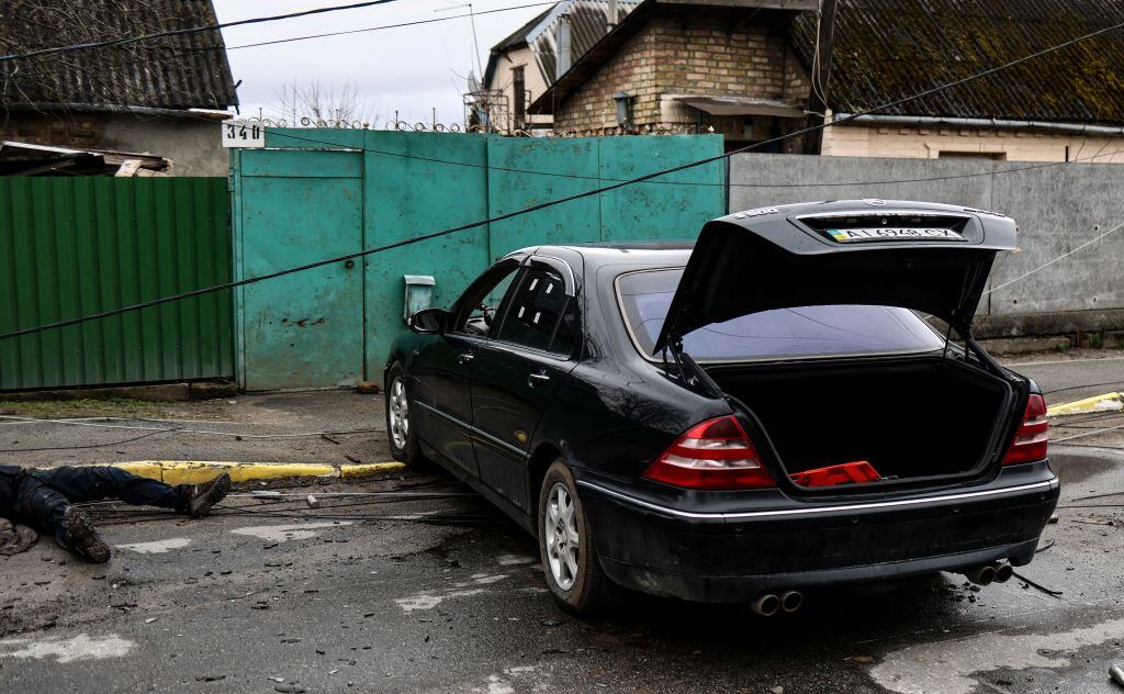 Un cuerpo yace en una calle en Bucha, al noroeste de Kiev, el 2 de abril de 2022 (Photo by RONALDO SCHEMIDT / AFP) (Photo by RONALDO SCHEMIDT/AFP via Getty Images)