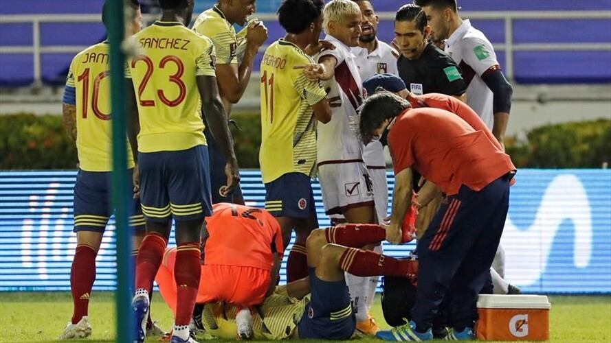 Santiago Arias sufrió la lesión al intentar cerrar el centro de un rival. Foto. Foto: Agencia EFE