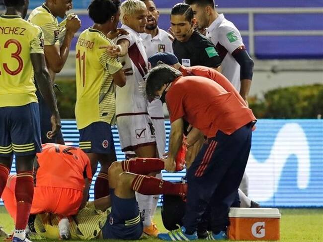 Santiago Arias sufrió la lesión al intentar cerrar el centro de un rival. Foto. Foto: Agencia EFE