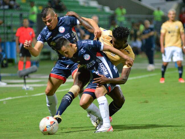 AMDEP430. VALLEDUPAR (COLOMBIA), 23/04/2024.- Rubén Manjarrés (c) de Alianza disputa el balón con José Fajardo (d) de Católica este martes, en un partido de la fase de grupos de la Copa Sudamericana entre Alianza FC y Universidad Católica en el estadio Armando Maestre en Valledupar (Colombia). EFE/ Adamis Guerra