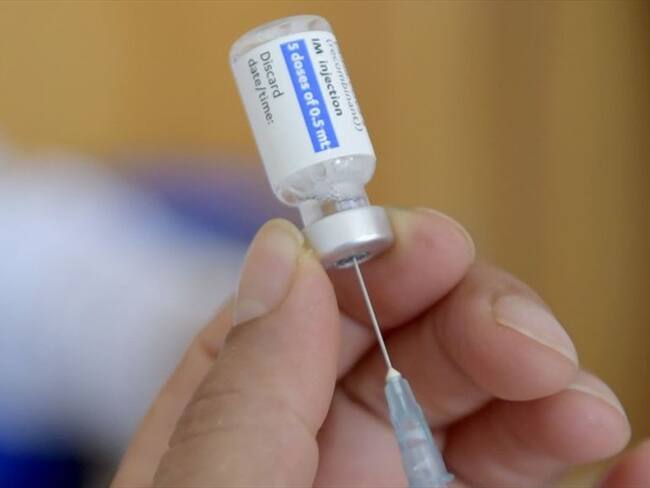 En dos estudios, la inyección adicional generó niveles de anticuerpos contra el coronavirus nueve veces superiores a los observados después de cuatro semanas de una primera dosis.. Foto: FETHI BELAID/AFP via Getty Images