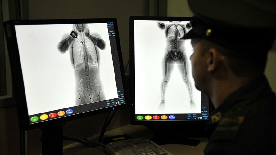 La Dirección Antinarcóticos de la Policía Nacional capturó en las últimas horas a nueve personas que pretendían traficar coca en el Aeropuerto El Dorado de Bogotá. Foto: Getty Images