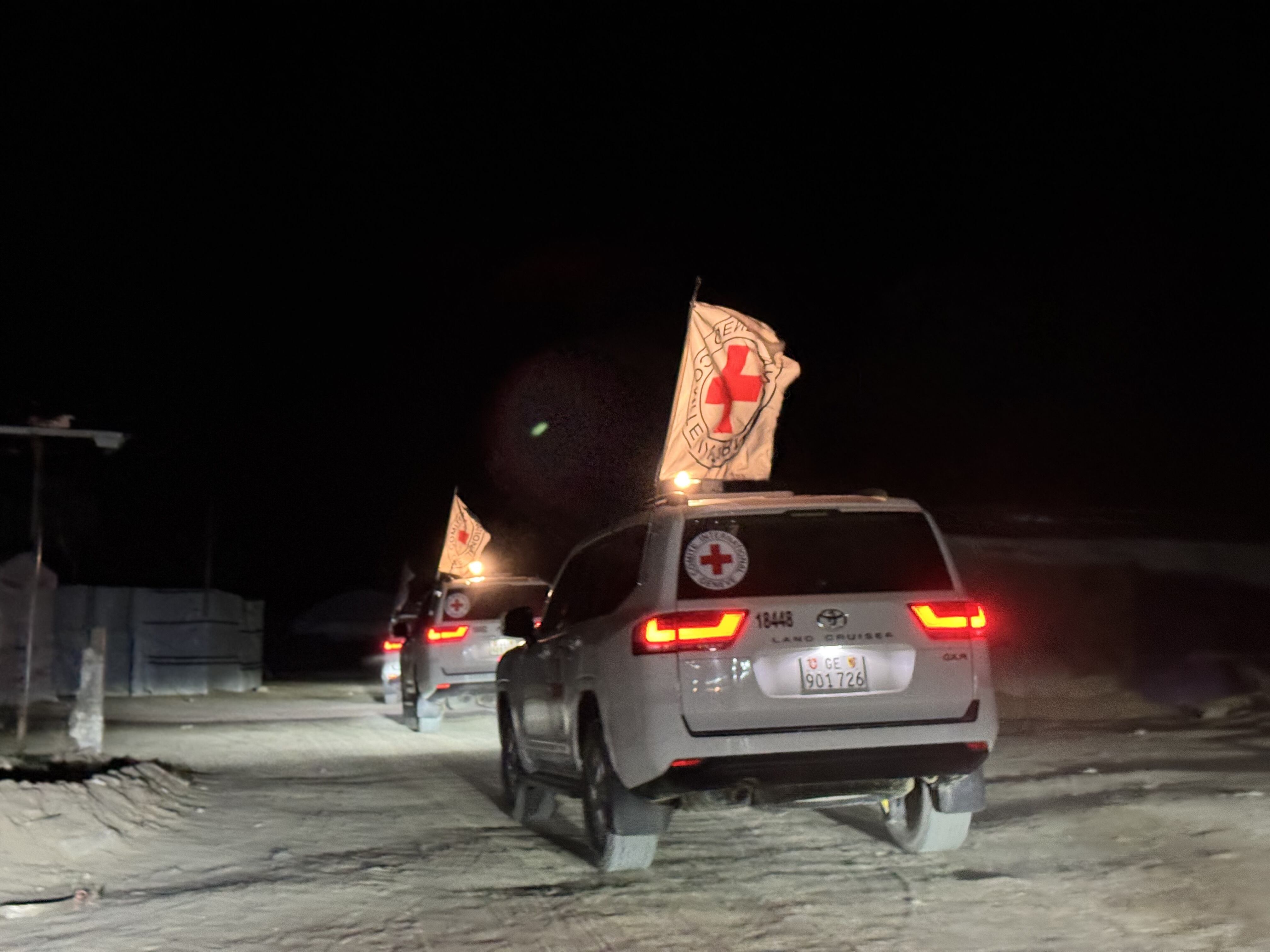 Entrega de cuerpos a la Cruz Roja por parte de Hamás. FOTO: Abdallah F.s. Alattar/Anadolu /Getty Images