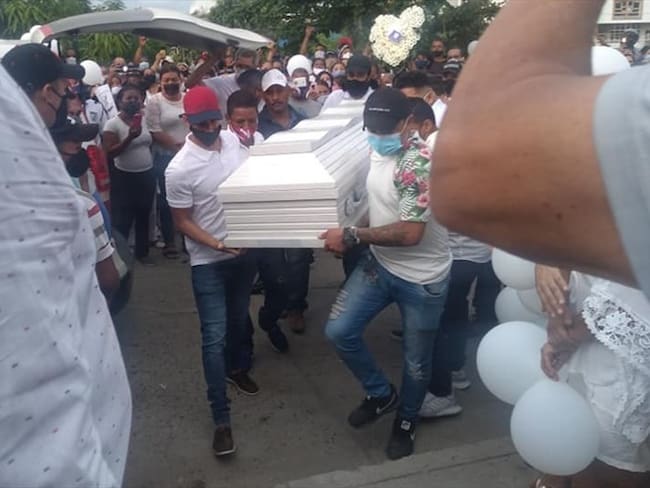 El féretro con los restos de Taniusca llegó ayer en la tarde a su barrio, en el sur de Cartagena. Foto: Tomada de El Universal.