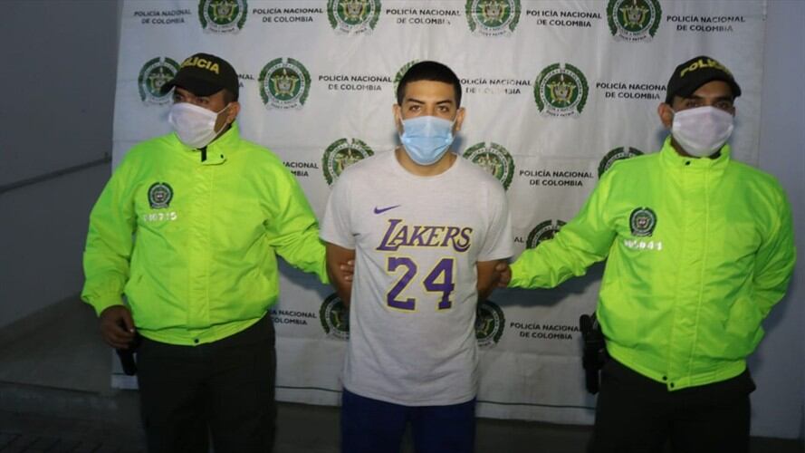 El detenido será judicializado por su presunta responsabilidad en los delitos de homicidio agravado y porte ilegal de armas de fuego. Foto: Policía Nacional