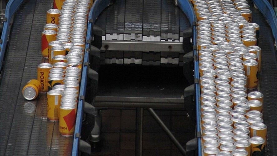 La campaña pretendía entregar a las personas que consumieran cerveza Póker 330 cm3 la posibilidad de redimir los códigos dispuestos en las tapas por puntos para canjear.. Foto: Colprensa