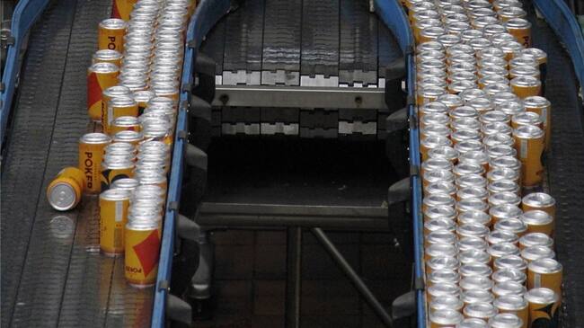 La campaña pretendía entregar a las personas que consumieran cerveza Póker 330 cm3 la posibilidad de redimir los códigos dispuestos en las tapas por puntos para canjear.. Foto: Colprensa