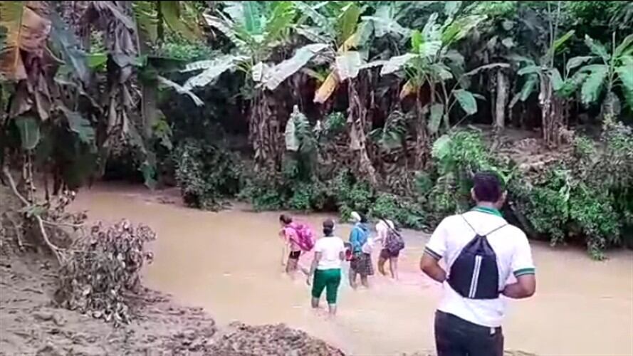 Córdoba: más de 200 estudiantes desafían una quebrada para poder llegar al colegio. Foto: captura de vídeo.