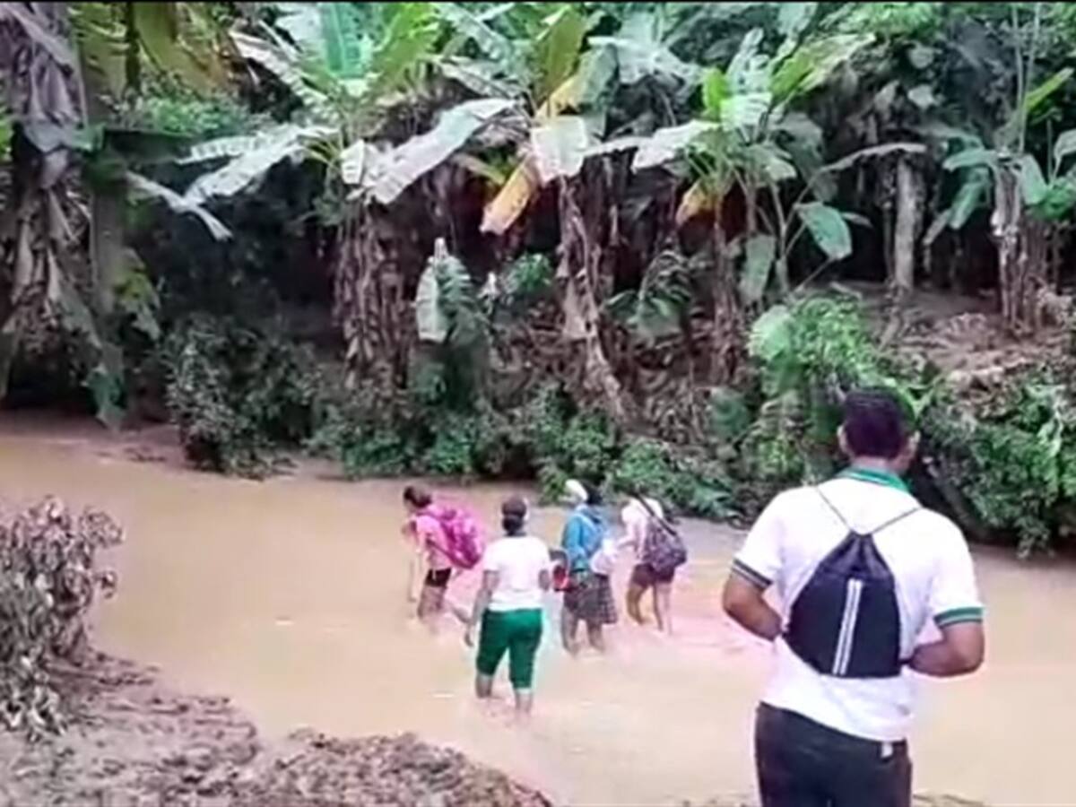 Córdoba: más de 200 estudiantes desafían una quebrada para poder llegar al colegio