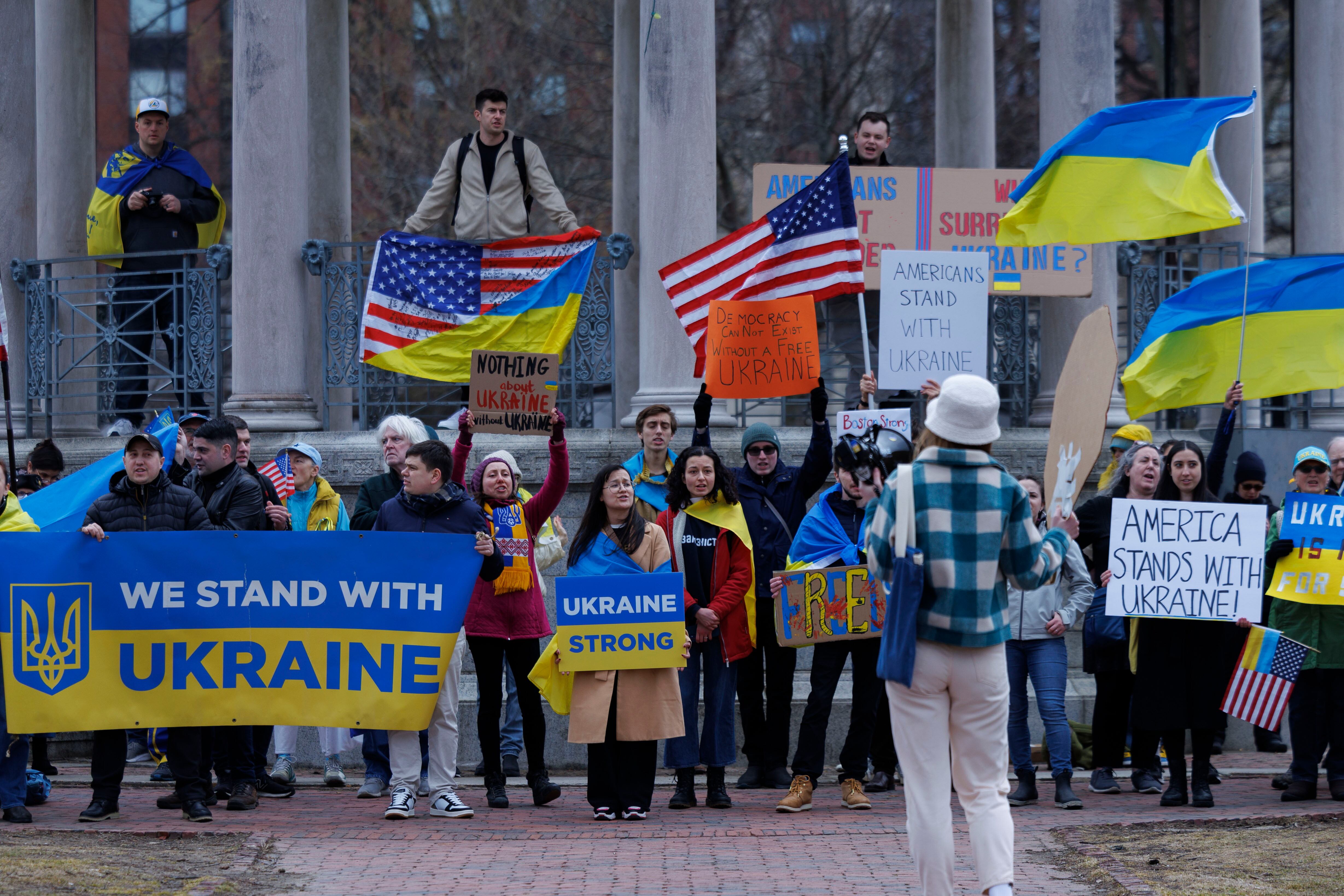 BOSTON (Estados Unidos), 01/03/2025.- Personas se reúnen en el Boston Common en apoyo a Ucrania y al presidente Volodímir Zelenski.