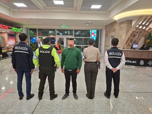 Ecuador deporta a un colombiano, presunto integrante de grupo de delincuencia organizado