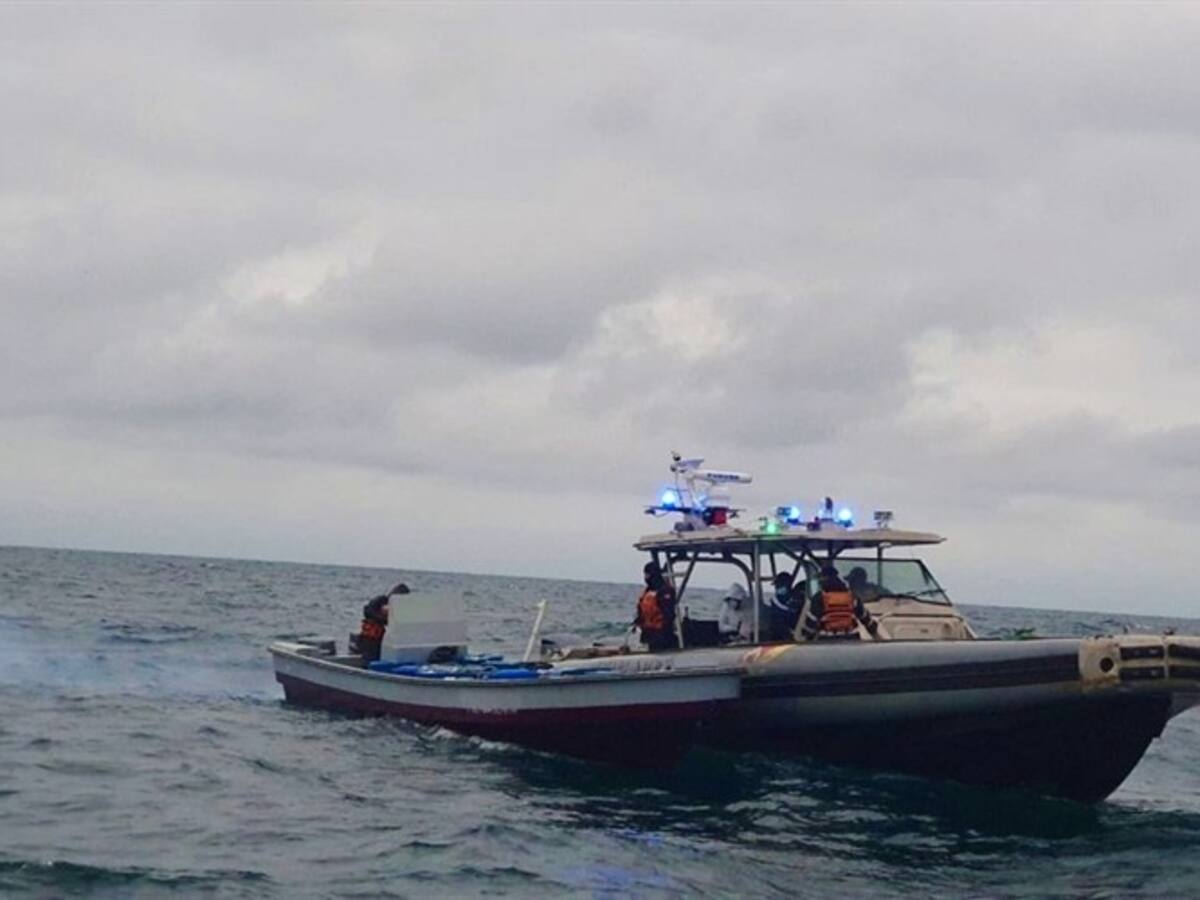 Armada rescató a 13 personas que naufragaron en Tumaco