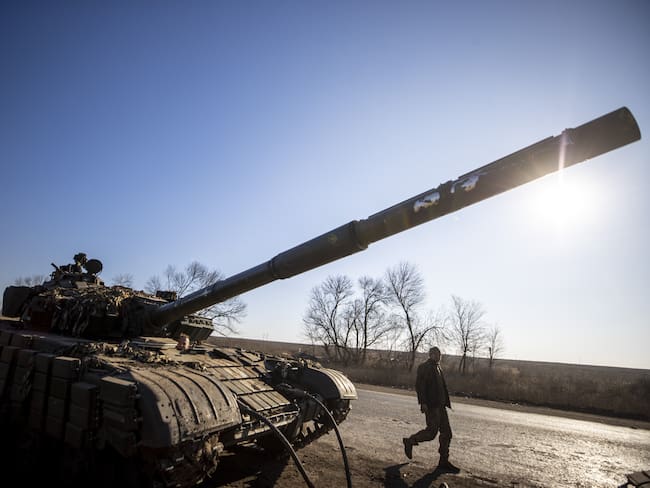 Los soldados ucranianos son vistos en su camino hacia el frente con sus vehículos militares blindados mientras continúan los ataques en el frente de Donbass, durante la guerra entre Rusia y Ucrania en el Óblast de Donetsk, Ucrania el 26 de enero de 2023. Foto por Mustafa Ciftci/Agencia Anadolu a través de Getty Images.