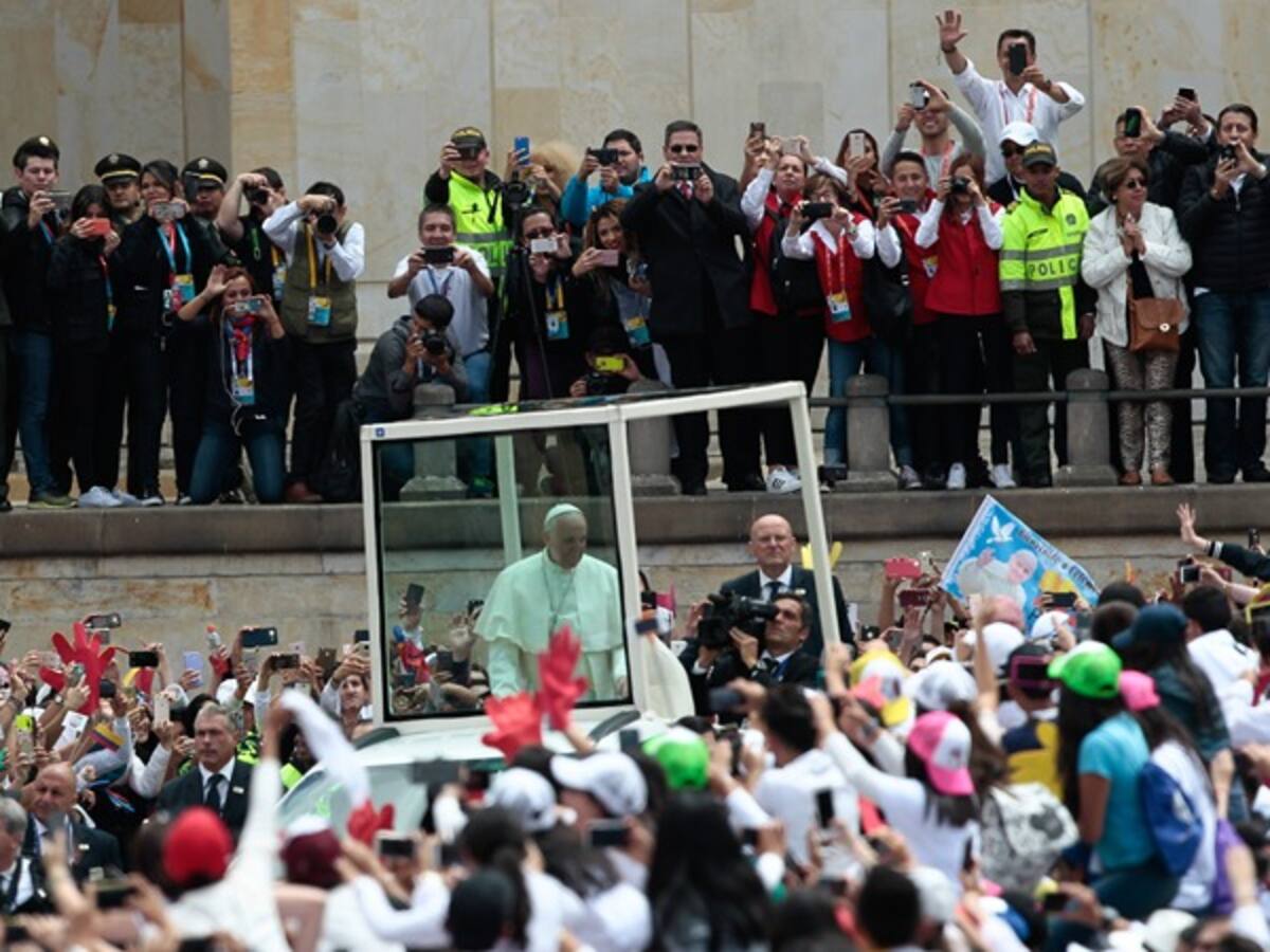 El papa pide que jóvenes colombianos ayuden a perdonar y dejar atrás el odio