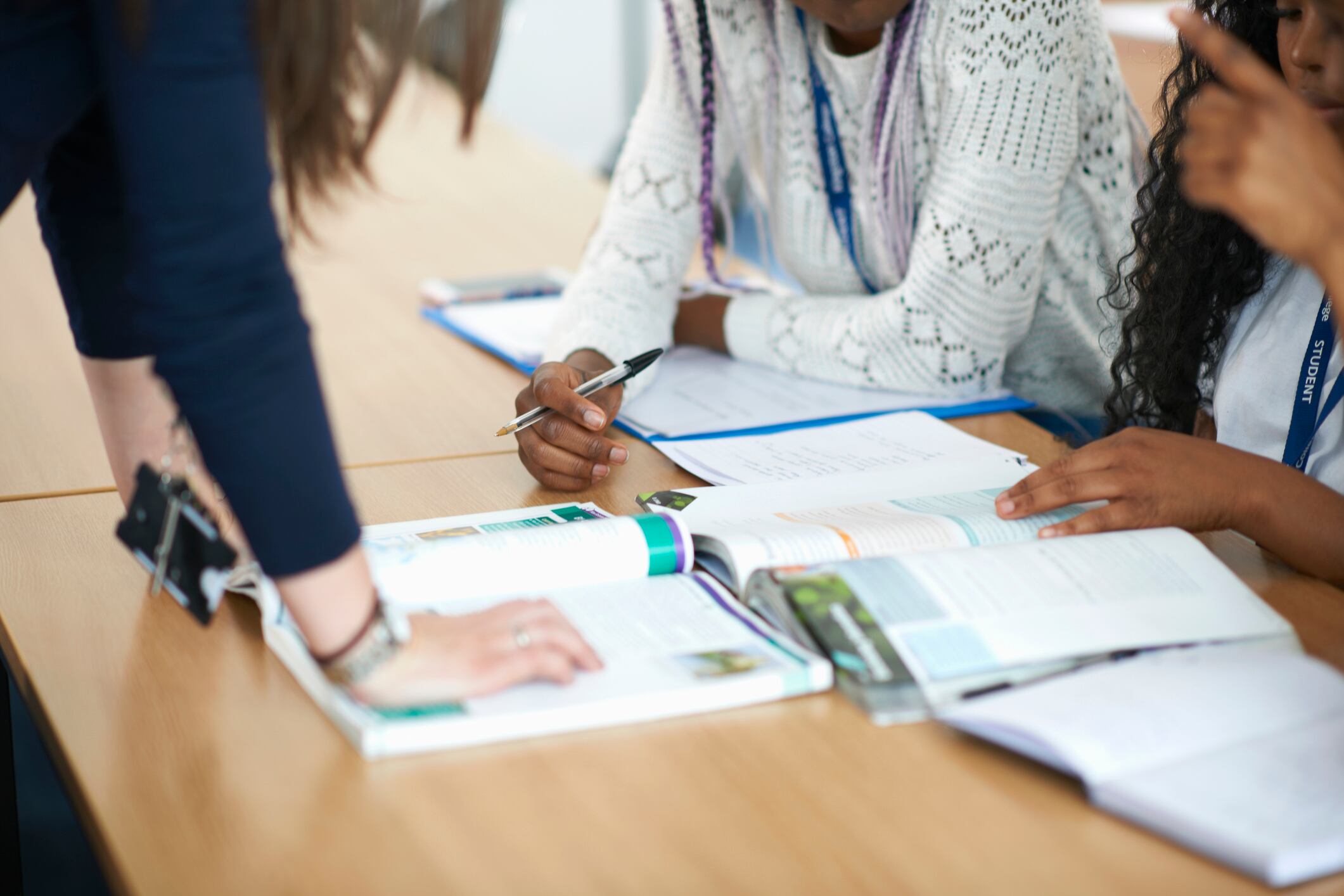 Imagen de referencia de personas aprendiendo inglés. Foto: Getty Images.