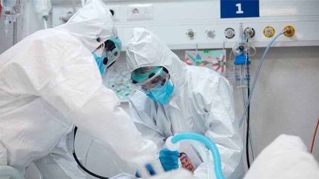 Imagen de referencia de persona en UCI por COVID-19. Foto: Getty Images / Tempura