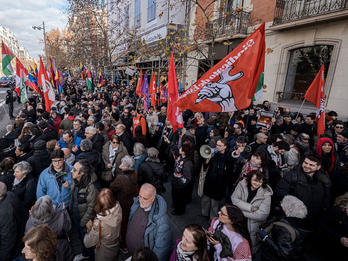 Manifestación en Madrid, España, se concentran en contra del gobierno de EE.UU.