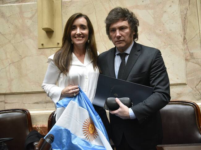 AME691. BUENOS AIRES (ARGENTINA), 29/11/2023.- Fotografía cedida por el Congreso Argentina del presidente electo Javier Milei junto a su fórmula vicepresidencial Victoria Villarruel luego de que la Asamblea Legislativa de Argentina proclamara su victoria en la segunda vuelta electoral del pasado 19 de noviembre, tras obtener el 55,65 % de los votos, hoy en Buenos Aires (Argentina). En un acto formal, que se ha celebrado en el edificio del Congreso de la Nación Argentina, los diputados y senadores del país suramericano confirmaron los datos del escrutinio definitivo. La candidatura electa fue la de la fuerza política de ultraderecha La Libertad Avanza, encabezada por Milei y Villarruel, que consiguió 14.554.560 votos, un 55,65 % de los sufragios. EFE/ Congreso Argentina SOLO USO EDITORIAL/NO VENTAS/SOLO DISPONIBLE PARA ILUSTRAR LA NOTICIA QUE ACOMPAÑA/CRÉDITO OBLIGATORIO