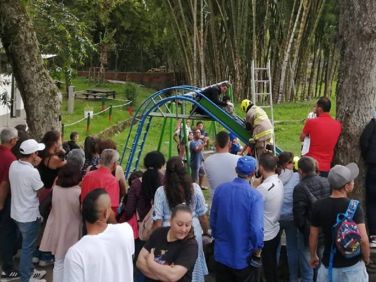 Un niño quedó atrapado en un juego infantil del barrio Aranjuez en Manizales