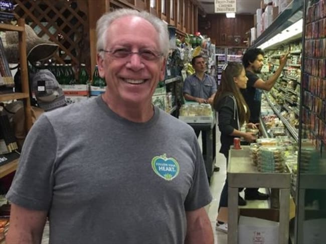 Bob Goldberg está maravillado de que los alimentos veganos se hayan convertido en productos de consumo diario entre la sociedad en general. Foto: BBC Mundo