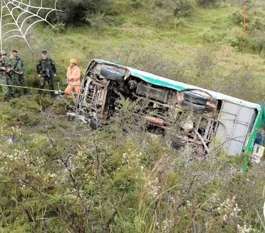 Un bus de la empresa Cootradatil del municipio de Soatá (Boyacá), se salió de la vía, dejando una persona fallecida y seis heridos / Foto. Cortesía