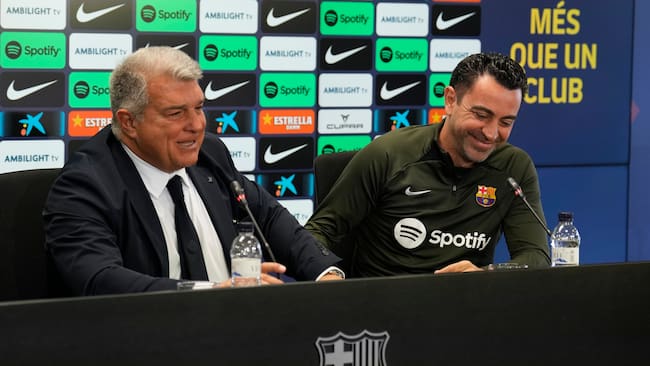 GRAFCAT3625. BARCELONA, 25/04/2024.- El presidente del FC Barcelona, Joan Laporta, emocionado, junto al técnico Xavi Hernández (d), durante la comparecencia conjunta que han ofrecido este jueves en la Ciudad Deportiva Joan Gamper para oficializar la continuidad del entrenador hasta junio de 2025. EFE/Alejandro García
