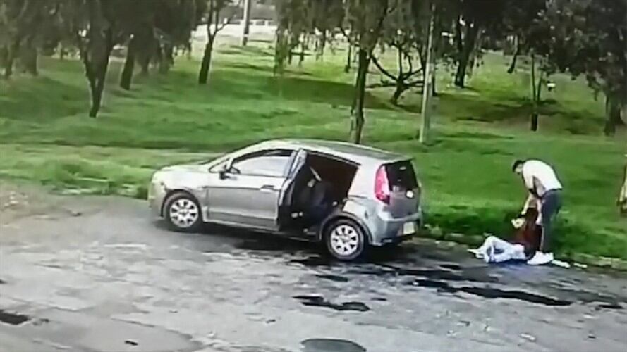 Los afectados con la decisión son: Jefferson Arango Castellanos, alias ‘Harry Potter’; Kenny Juliet Uribe, alias ‘Hellen’; y Himmer Darley Aguirre Muñoz, alias ‘sobrino’.. Foto: Pantallazo video Fiscalía