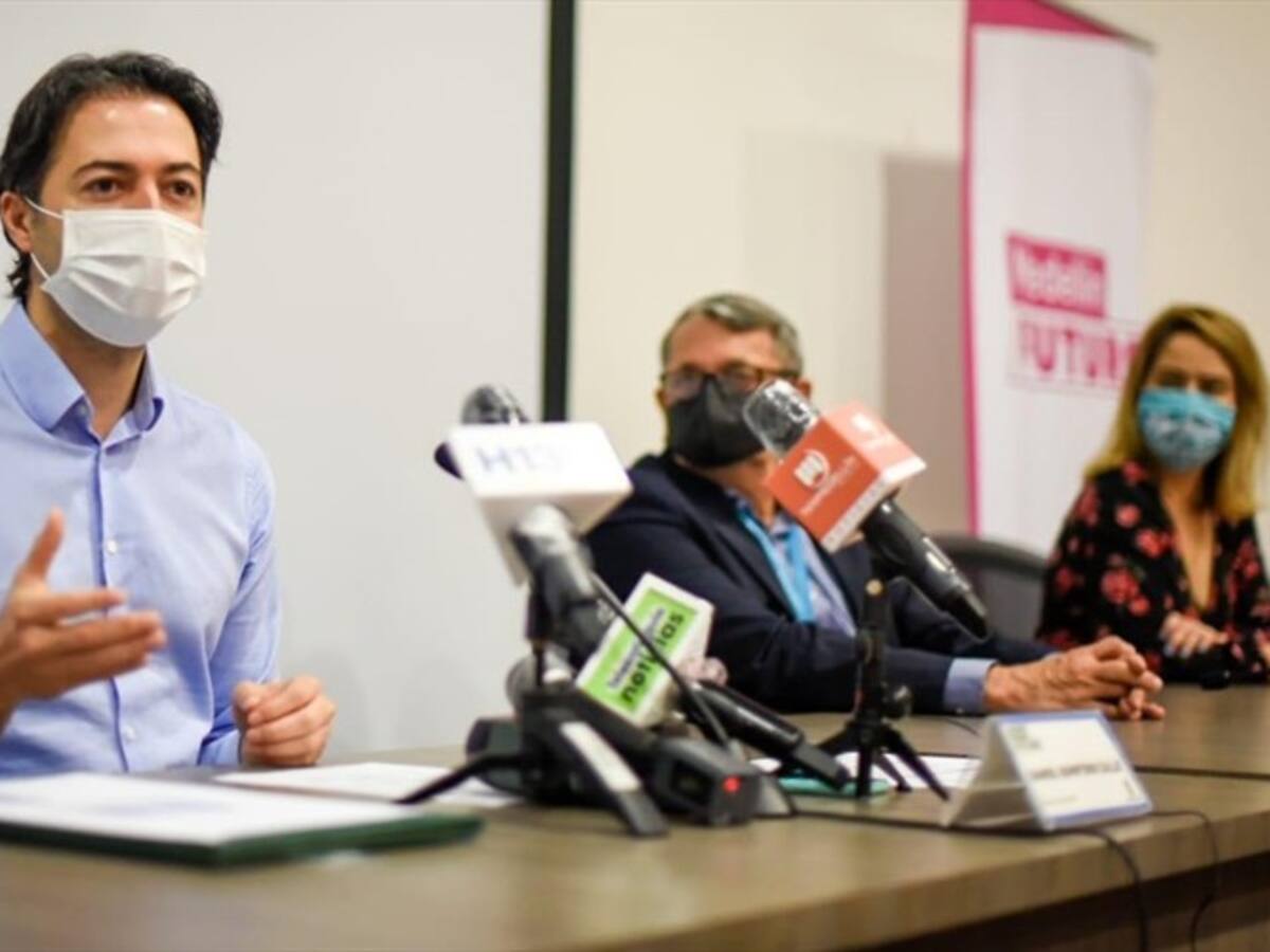 Daniel Quintero recibió la primera dosis de la vacuna contra el Coronavirus