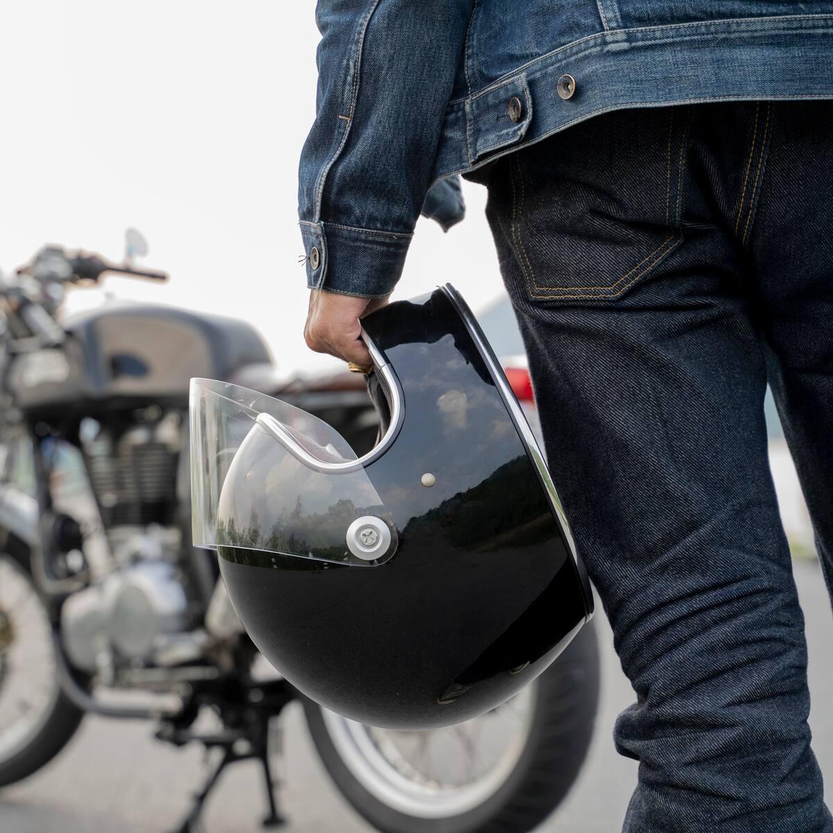 ¿Pueden inmovilizar una moto por manejar sin casco? Esta es la multa para 2025