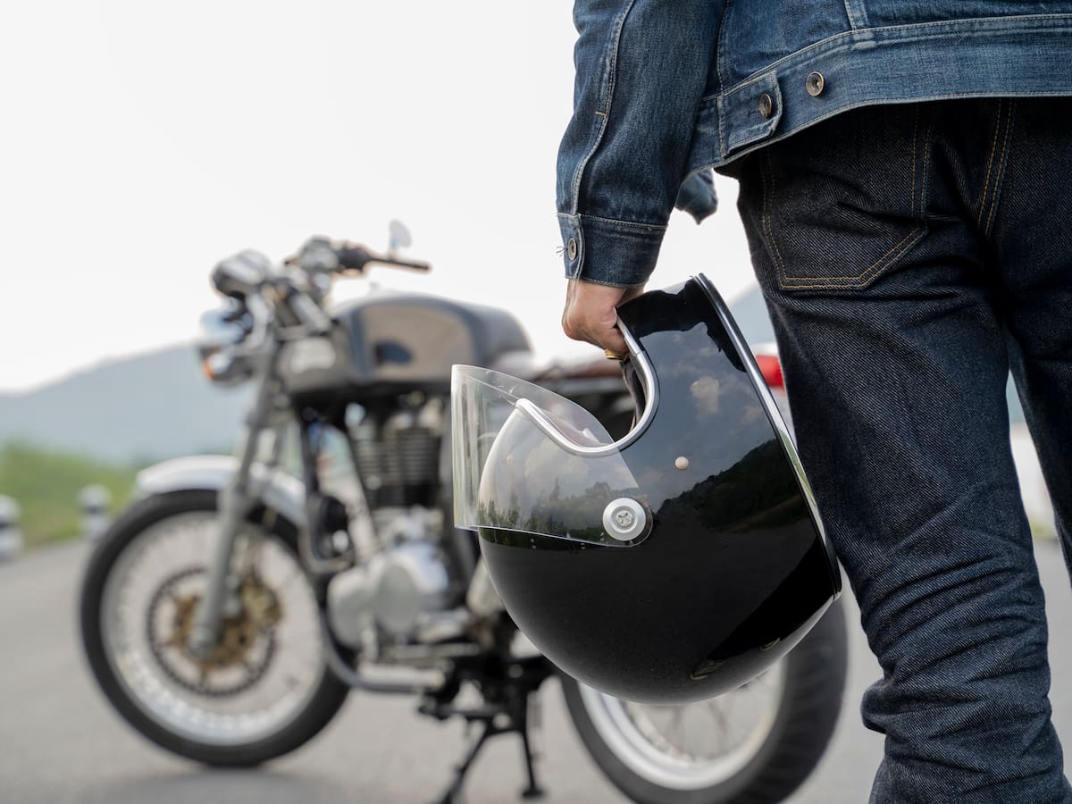 ¿Pueden inmovilizar una moto por manejar sin casco? Esta es la multa para 2025