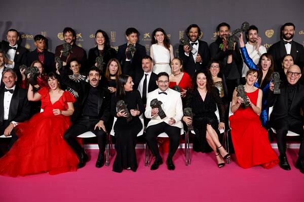 Fotografía de familia de los galardonados en la ceremonia de entrega de la 38 edición de los Premios Goya celebrada este sábado en Valladolid. EFE/Mariscal