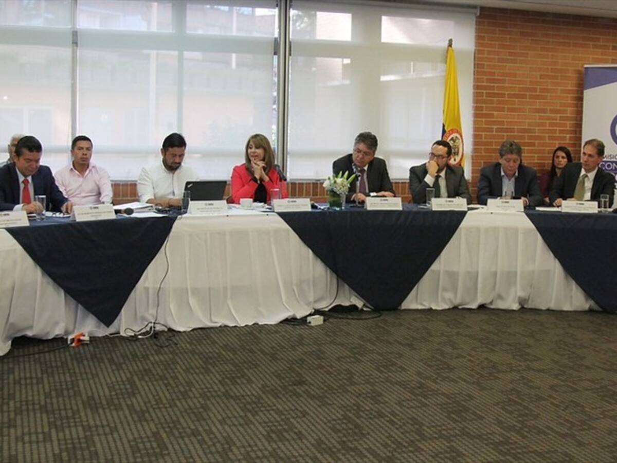 Mintrabajo asegura que falta acercamiento para determinar el incremento del salario mínimo