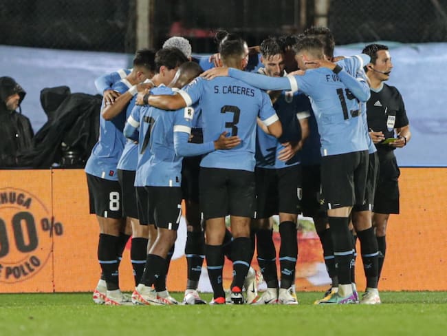 Jugadores de Uruguay celebran un gol de Gabriel Villamil hoy, en un partido de las Eliminatorias Sudamericanas para la Copa Mundo de Fútbol de 2026 entre Uruguay y Bolivia en el estadio Centenario en Montevideo (Uruguay). EFE/ Gastón Britos