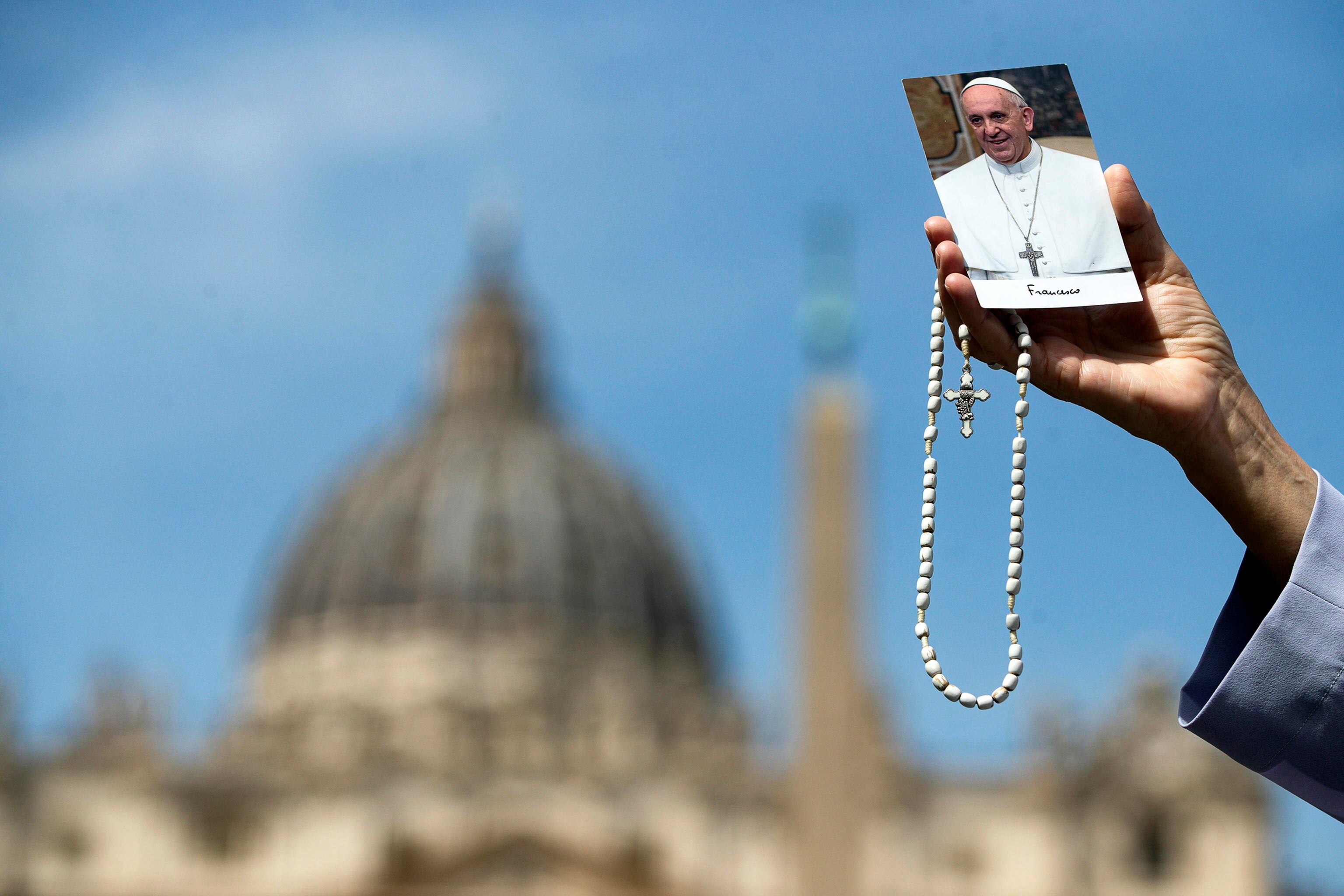 Plaza de San Pedro e imagen del papa Francisco. Foto: EFE/ Angelo Carconi