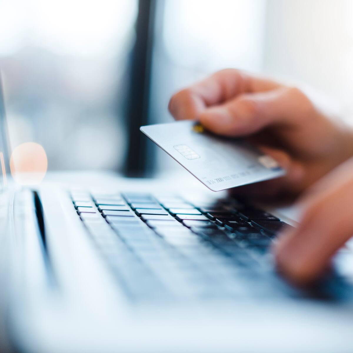 Visa y Mastercard deben dejar de amenazar a bancos que usan modelo más ‘barato’