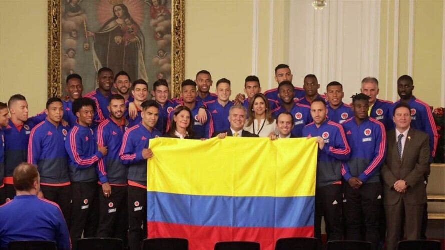 El presidente Iván Duque le entregó el Pabellón Nacional a la Selección Colombia. Foto: Coldeportes