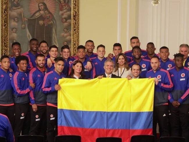 El presidente Iván Duque le entregó el Pabellón Nacional a la Selección Colombia. Foto: Coldeportes