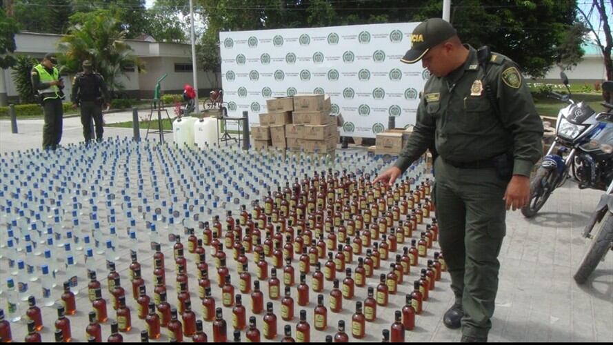 Las botellas incautadas y las motocicletas recuperadas fueron dejadas a disposición de las autoridades competentes. Foto: Policía Metropolitana de Popayán