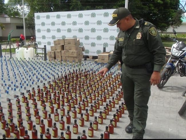 Las botellas incautadas y las motocicletas recuperadas fueron dejadas a disposición de las autoridades competentes. Foto: Policía Metropolitana de Popayán