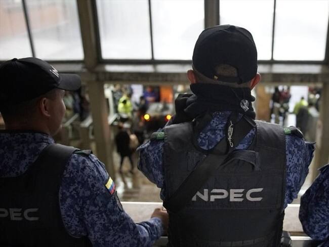 De acuerdo con el material de prueba, los funcionarios del INPEC recibieron dinero por presuntamente facilitar la entrada del licor. Foto: Colprensa / SERGIO ACERO