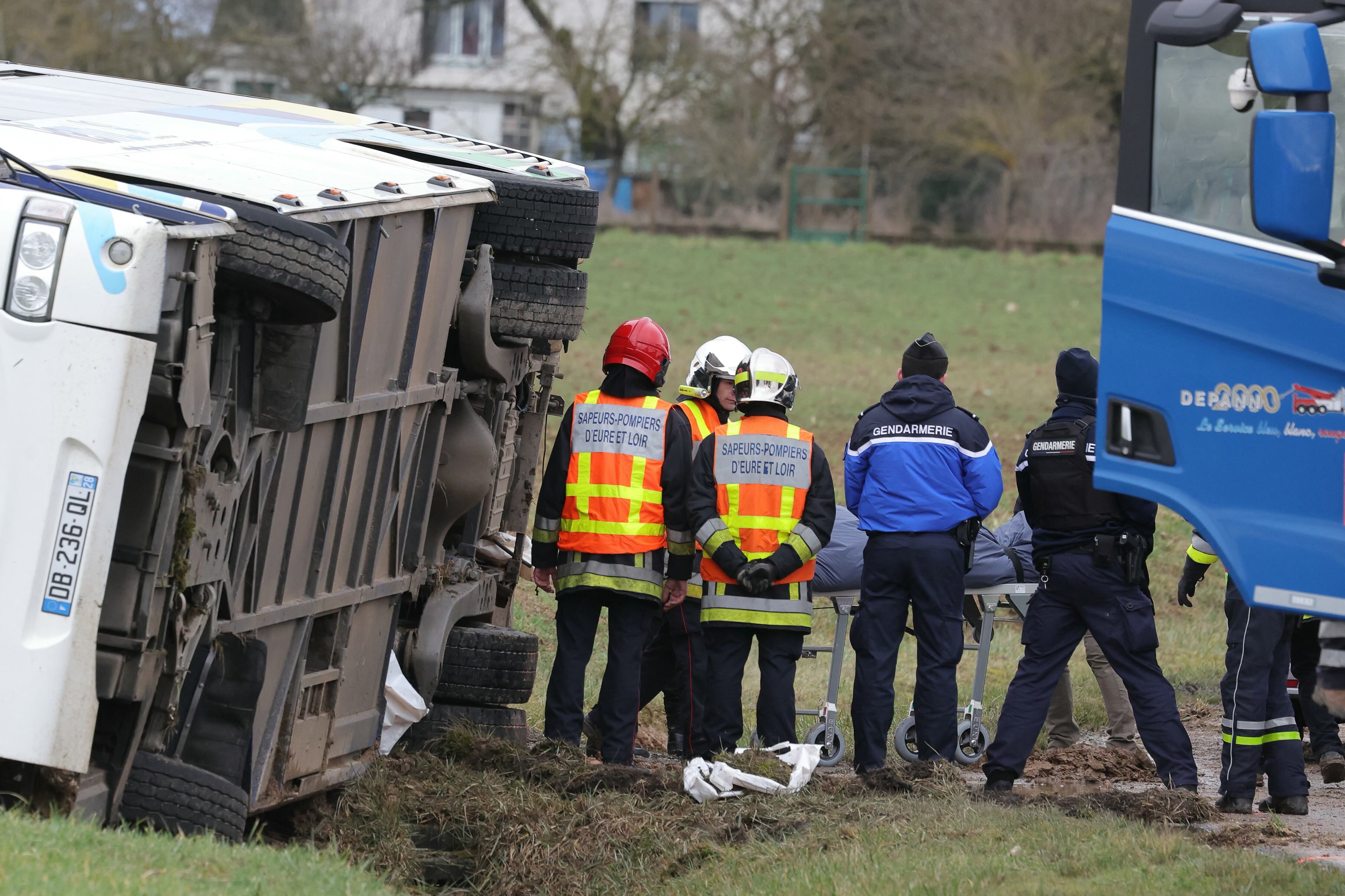 Accidente de bus escolar en centro de Francia. FOTO: Thomas SAMSON / AFP, via Getty Images