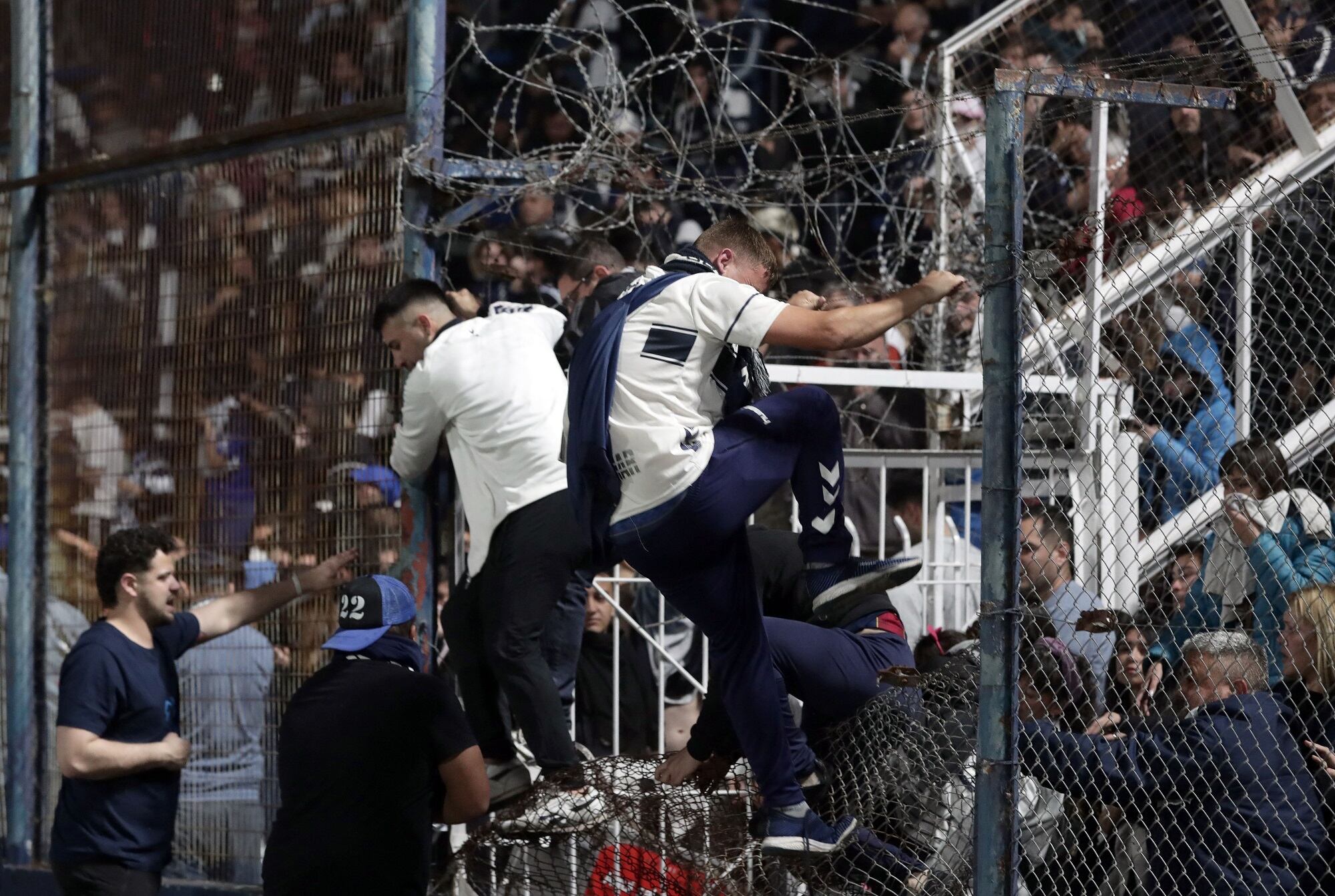 Hinchas de Gimnasia y Esgrima La Plata. (Photo by ALEJANDRO PAGNI/AFP via Getty Images)