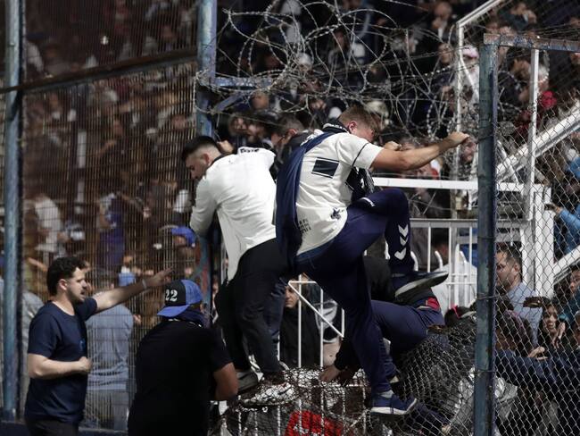 Hinchas de Gimnasia y Esgrima La Plata. (Photo by ALEJANDRO PAGNI/AFP via Getty Images)