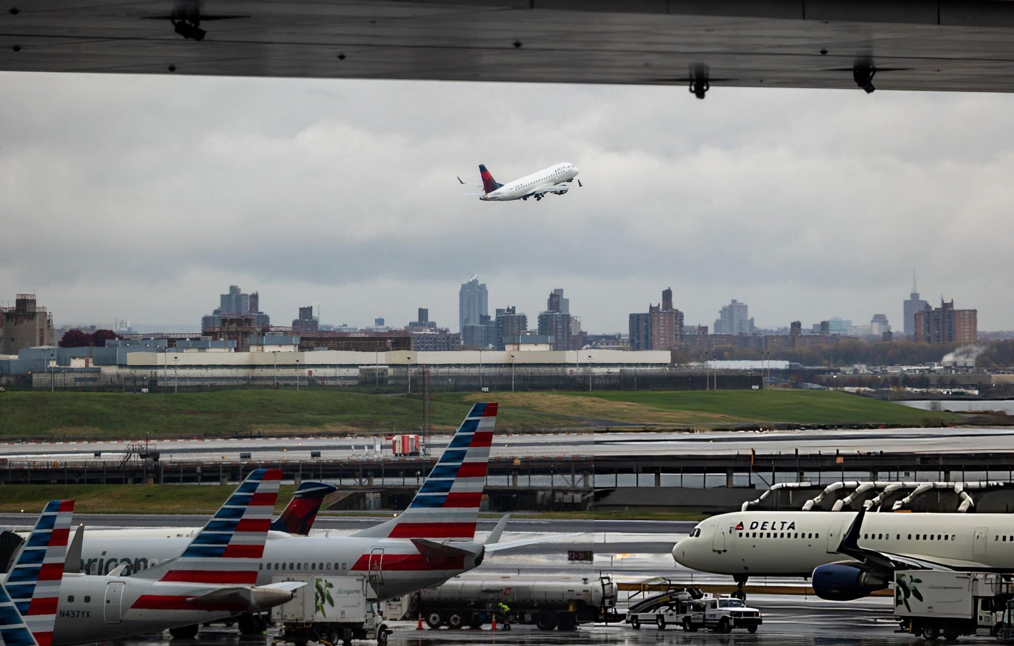 Aeropuerto LaGuardia de Nueva York durante noviembre de 2025. FOTO: Spencer Platt/Getty Images