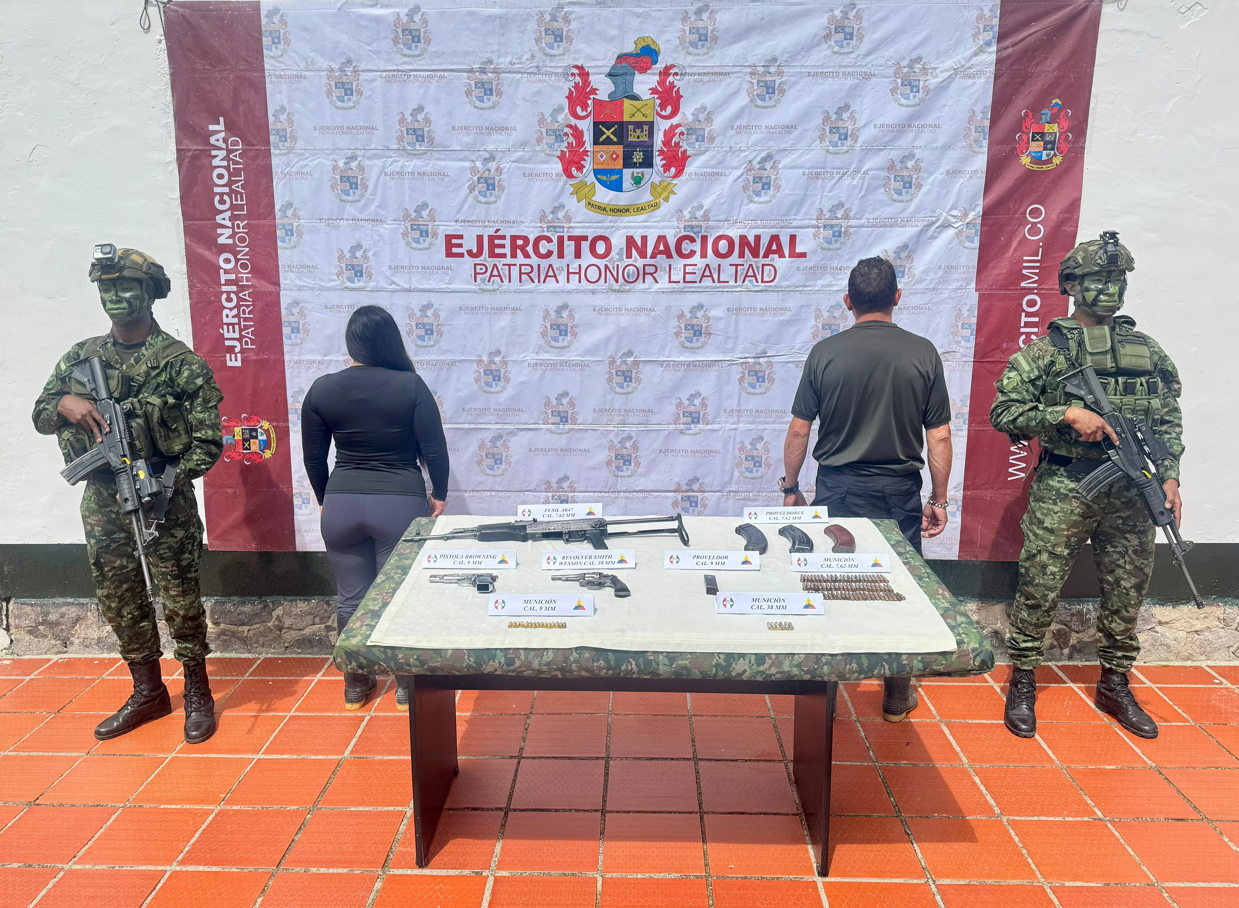 Esta pareja, quienes hacían parte de las disidencias de las FARC, decidieron someterse a la justicia y entregar material de guerra / Foto: Prensa Primera Brigada.