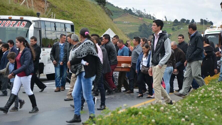 Hasta para enterrar sus muertos comunidades del Puente de Boyacá deben arriesgar sus vidas. Foto: Jorge Herrera